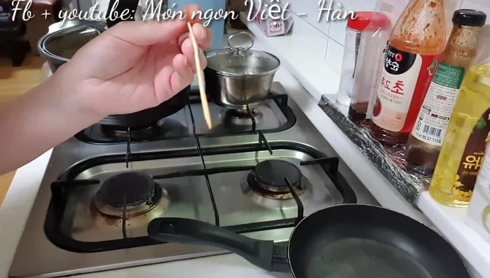Kiểm tra gà chín: Dùng tăm xiên vào phần đùi và lườn, nếu không chảy nước đỏ thì gà đã chín.