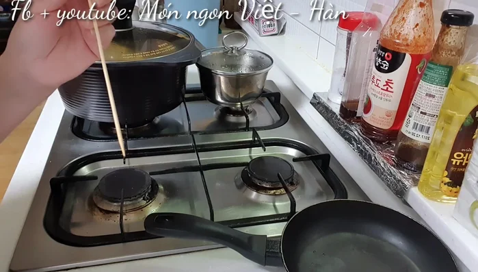 Xé hoặc chặt gà: Gà chín, vớt ra để nguội, xé nhỏ hoặc chặt tùy thích.