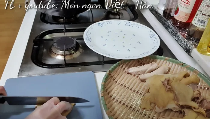 Thái thịt gà: Thái mỏng từng lát thịt gà, giữ cho da không bị rời khỏi thịt.