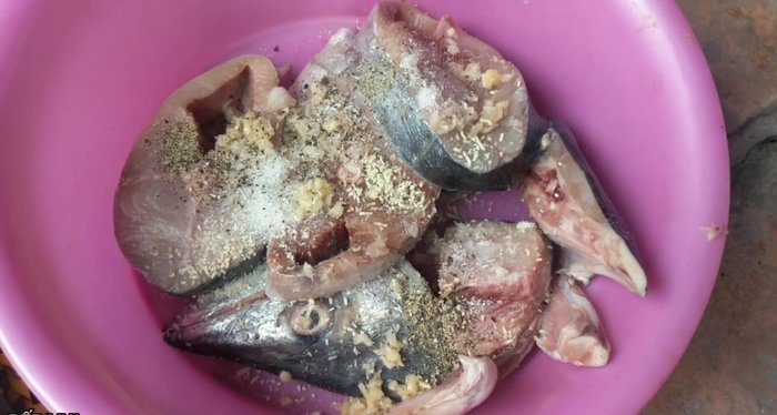 Nêm nếm nước dùng: Thêm gia vị như nước mắm, bột ngọt, nêm nếm cho vừa ăn.