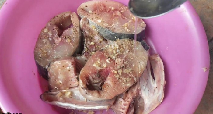 Thêm cá thu vào nước dùng: Cho cá thu đã chiên sơ vào nồi nước dùng đang sôi.