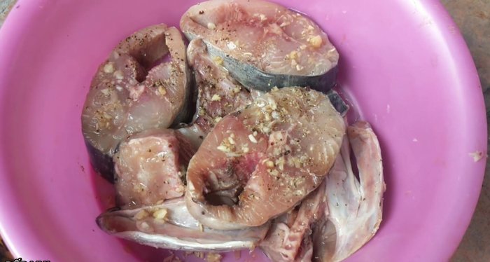 Chiên sơ cá thu: Sau khi ướp cá khoảng 15 phút, cho cá vào chảo chiên sơ.