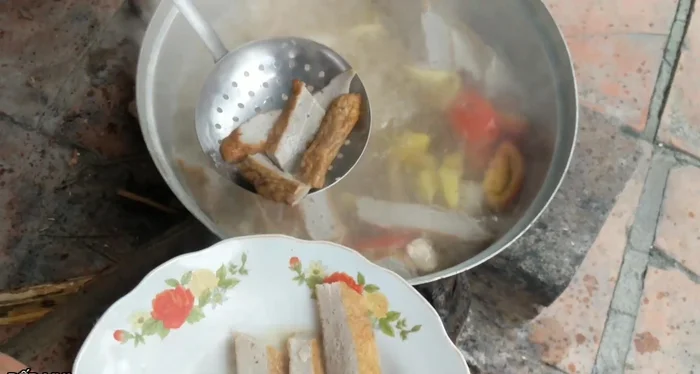 Thêm chả cá vào nước dùng: Cho chả cá vào nồi nước dùng, đun đến khi chín.