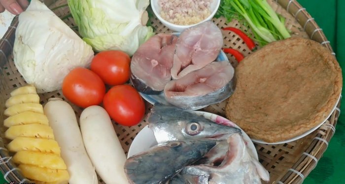 Ướp cá thu: (Không có thông tin cụ thể về cách ướp trong transcript)