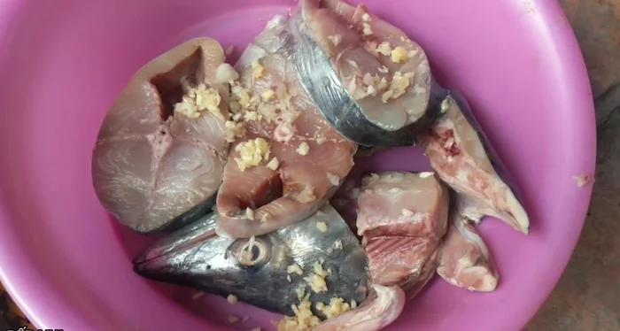 Nấu nước dùng: Cho củ cải trắng, hành tím, cà chua vào nồi nước dùng. Đun sôi.