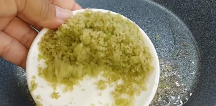 Phi thơm hành, ớt, và sả (để lại một ít sả băm).