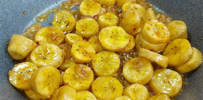Xào đến khi gia vị thấm đều, cho sả băm còn lại vào. Đảo đều 30 giây rồi tắt bếp.