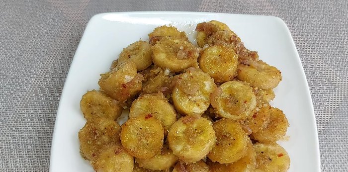 Cho món ăn ra đĩa và thưởng thức cùng cơm nóng.