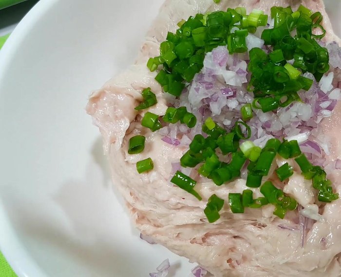 Thêm hành tím băm, hành lá, gia vị (hạt nêm, đường, tiêu xay, nước mắm) vào nước dùng khi nước sôi.