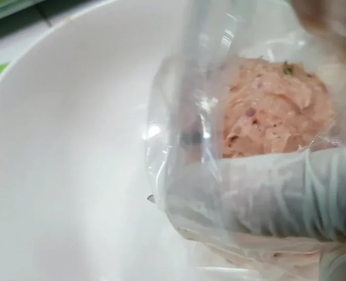 Cho giò sống vào túi nilon, buộc chặt, để ngăn mát tủ lạnh 40 phút.