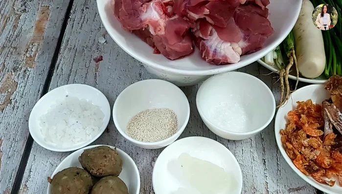 Trụng xương với nước sôi khoảng 5 phút để loại bỏ chất dơ.
