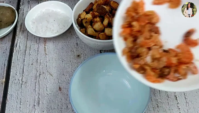 Ngâm tôm khô cho mềm (tôm khô tự làm ngâm 5 phút, tôm khô mua ngoài ngâm 10 phút trở lên).