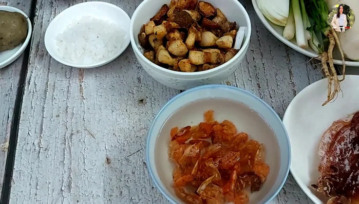 Nướng mực khô, sau đó rửa sạch để loại bỏ chất bẩn.