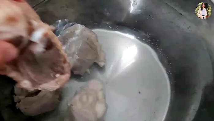 Cho xương, mực, hành trắng, củ cải trắng, ngò rí vào nồi nước (khoảng 4 lít) và hầm khoảng 50-60 phút lửa nhỏ.