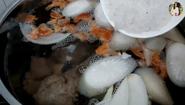 Sau khi nước sôi, cho muối vào.