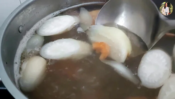 Khoảng 30 phút sau, vớt hành trắng ra.