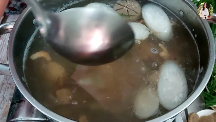 Thêm giò heo đã trụng sơ vào hầm cùng 35 phút.