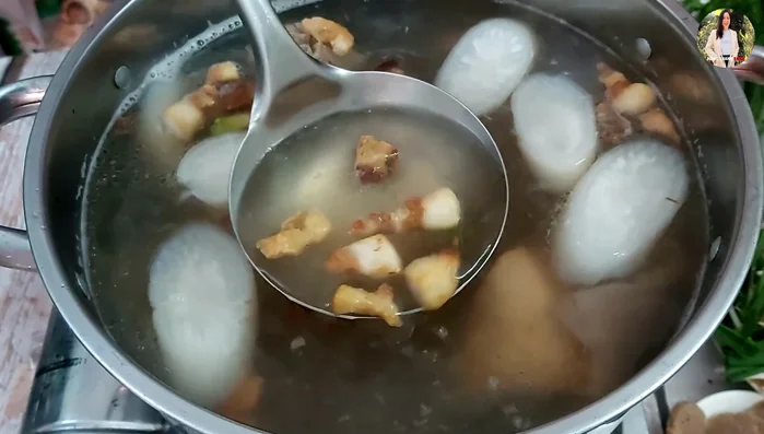 Cho tép mỡ vào, khuấy đều.