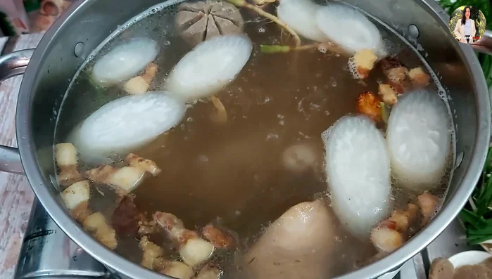 Nêm nếm gia vị lại cho vừa ăn.