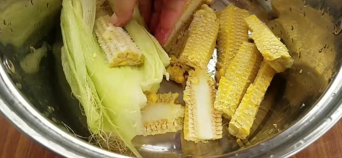 Cho cùi, bẹ ngô non và râu ngô vào nồi, đổ 2 lít nước, nấu sôi 5 phút rồi vớt bỏ cùi và bẹ ngô.