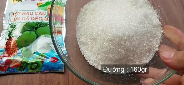 Trộn bột rau câu với đường. Cho 1,4 lít nước vào nồi, hòa tan hỗn hợp bột rau câu, ngâm 30 phút.