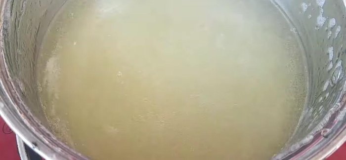 Nấu sôi hỗn hợp rau câu, hạ lửa nhỏ, nấu sôi lăn tăn 5 phút. Cho nước cốt lá dứa vào, tắt bếp và để nguội.