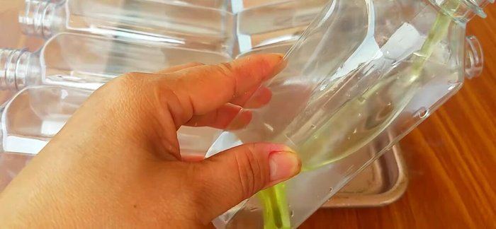 Rót hỗn hợp rau câu vào chai, để nghiêng cho thạch nghiêng về một bên, để trong khay nước đá cho đông.