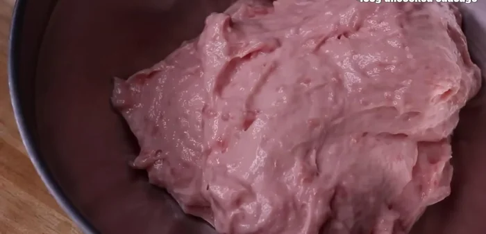 Làm mọc: Trộn đều 400g giò sống với 1/2 muỗng cà phê bột hành (hoặc hành tím băm), 1/2 muỗng cà phê tiêu, 1 muỗng cà phê nước mắm và 10g nấm mèo đã ngâm nở, cắt nhỏ.