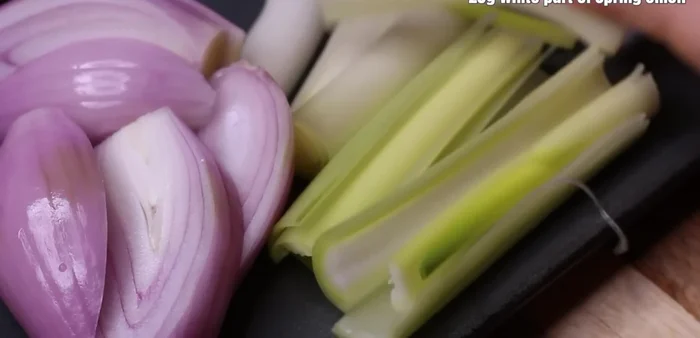 Pha nước lèo: Phi thơm 25g đầu hành trắng và 50g hành tím thái lát với 2 muỗng canh dầu ăn. Cho 100g giò sống vào chiên vàng.