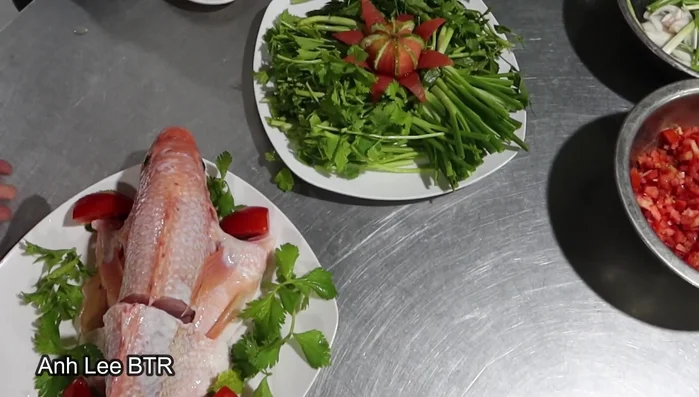 Ướp cá điêu hồng (nếu cần). Chuẩn bị hành tím, hành lá, cần tàu, cà chua (băm nhỏ cà chua).