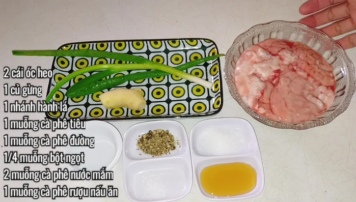 Ngâm ốc heo vào nước muối pha loãng khoảng 5 phút, sau đó dùng tăm nhặt bỏ màng chỉ máu. Rửa sạch và để ráo.