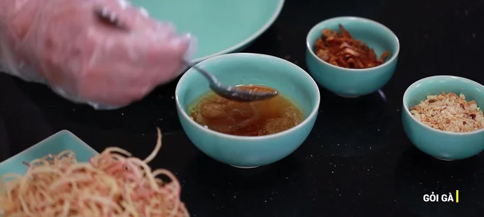 Trộn đều các loại rau (rau răm, hành tây, hoa chuối bào) với sốt đã pha chế.