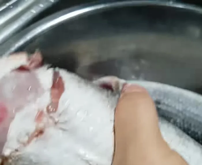 Làm sạch cá lóc: Rửa sạch, bỏ mang, ruột, vảy. Cạo sạch nhớt, dùng muối, chanh chà xát cho sạch. Rửa lại nhiều lần với nước.