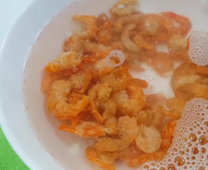 Sơ chế nguyên liệu: Ngâm tôm khô với nước nóng 15 phút, rồi rửa sạch. Đập dập và cắt nhỏ sả, băm nhỏ tỏi.
