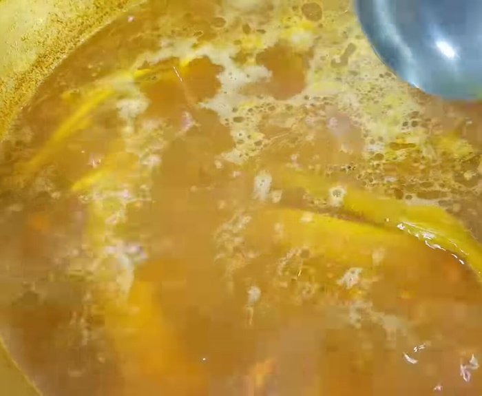 Lọc nước dùng: Lọc bỏ xương cá, cặn trong nồi nước dùng.