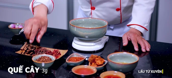 Phi thơm hành tím, tiêu Tứ Xuyên, hoa tiêu, gừng, đại hồi, quế, bột ớt, đường, dầu ớt.