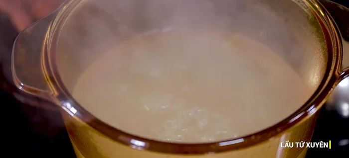 Sau khi phi thơm, cho hỗn hợp này vào nước dùng đã hầm.