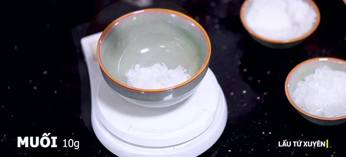 Thêm gia vị: Cho muối, bột ngọt, đường phèn, tương mè vào nước dùng.