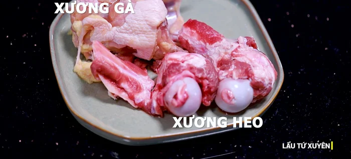 Chuẩn bị nước dùng: Cho xương gà, xương heo, sườn heo (chặt nhỏ và chần qua nước sôi), đường phèn, muối, bột ngọt vào nồi, thêm khoảng 3 lít nước, đun sôi rồi hầm khoảng 1 tiếng 30 phút.