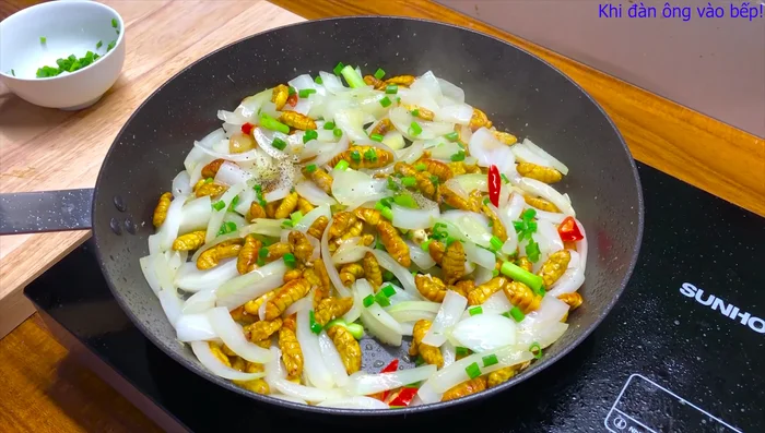 Rắc tiêu lên trên. (479.34)