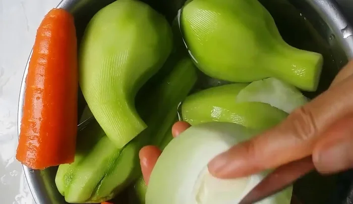Bỏ phần ruột bên trong su su. (23.08)