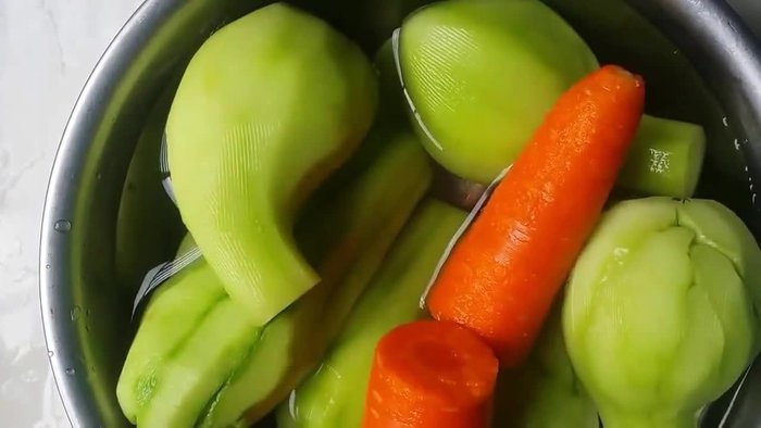 Gọt vỏ su su thật sạch và ngâm ngay trong nước để tránh bị nhựa, giúp su su giòn ngon hơn. (0.399)