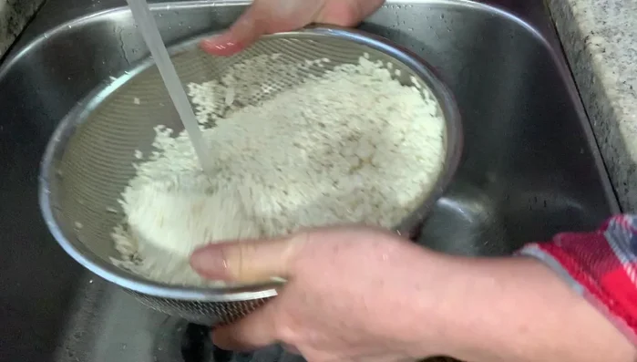 Vo sạch gạo nếp, ngâm với nước lá nếp cẩm khoảng 2 tiếng. (200.64)