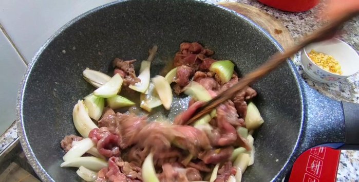 Xào thịt bò: Cho thịt bò ướp vào chảo, xào chín tới.