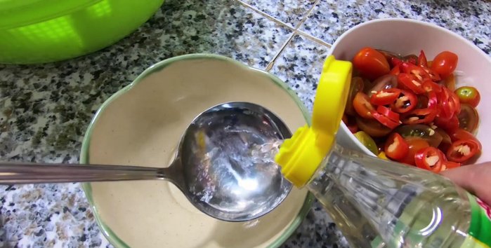 Làm dầu giấm: Cho 1 muỗng canh dấm, 3 muỗng canh nước lọc, đường (tùy khẩu vị), dầu ăn, tỏi phi vào bát, trộn đều.