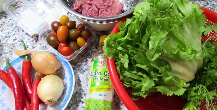 Chuẩn bị nguyên liệu: Rửa sạch xà lách, cải caro, bắp cải. Cắt nhỏ ớt, hành tây, cà chua. Thịt bò thái mỏng.