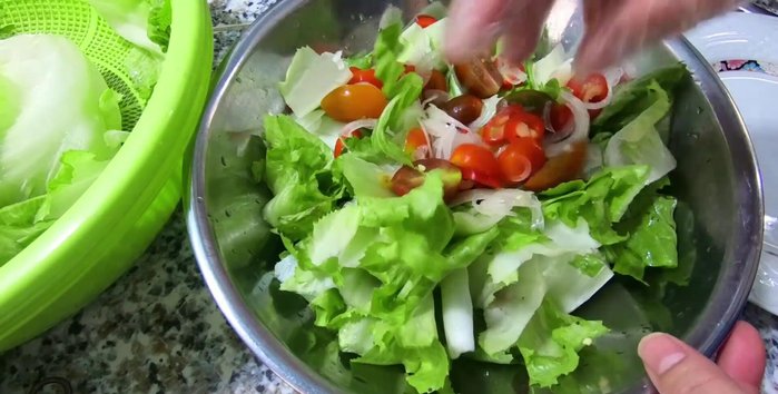 Cho thịt bò đã xào vào tô salad, trộn đều.