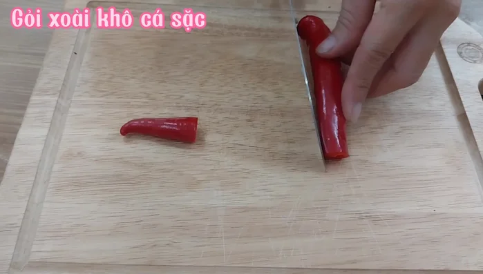 Xắt ớt sừng sợi, bỏ hạt, ngâm nước.