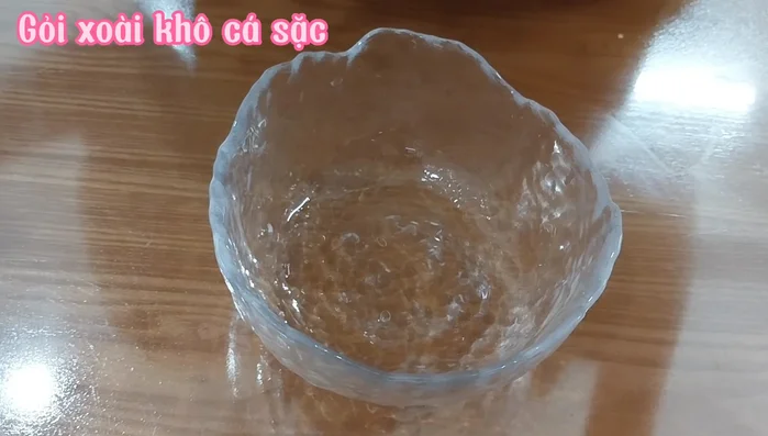 Pha nước trộn gỏi: 1 muỗng đường, 1 muỗng nước mắm, 1 muỗng tỏi, ½ muỗng ớt, khuấy tan.