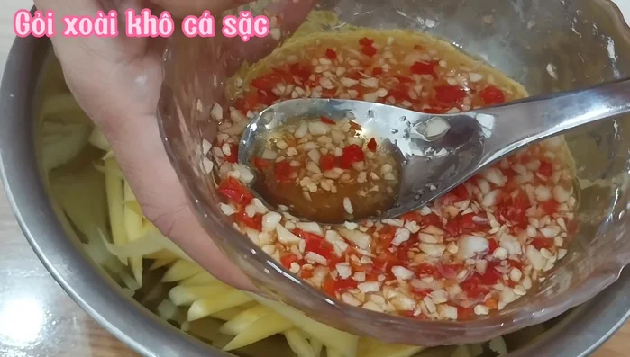 Trộn xoài, ớt, nước trộn gỏi đều tay cho thấm.
